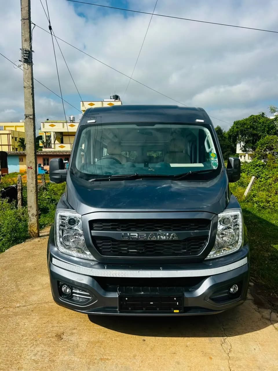 Sushi Travels Force Urbania 9 Seater Luxury — photo 1 of 9