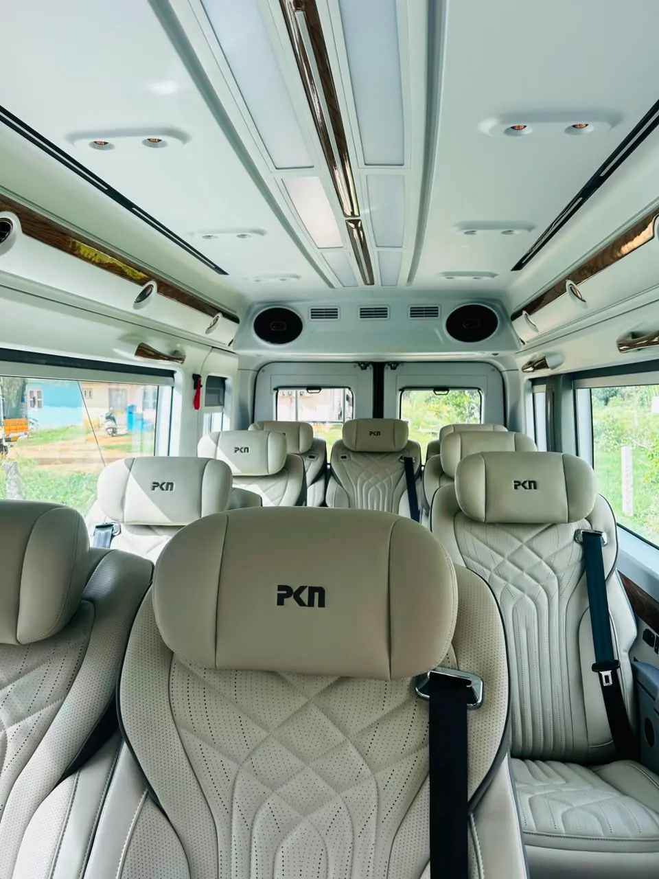 Sushi Travels Force Urbania 9 Seater Luxury — photo 2 of 9