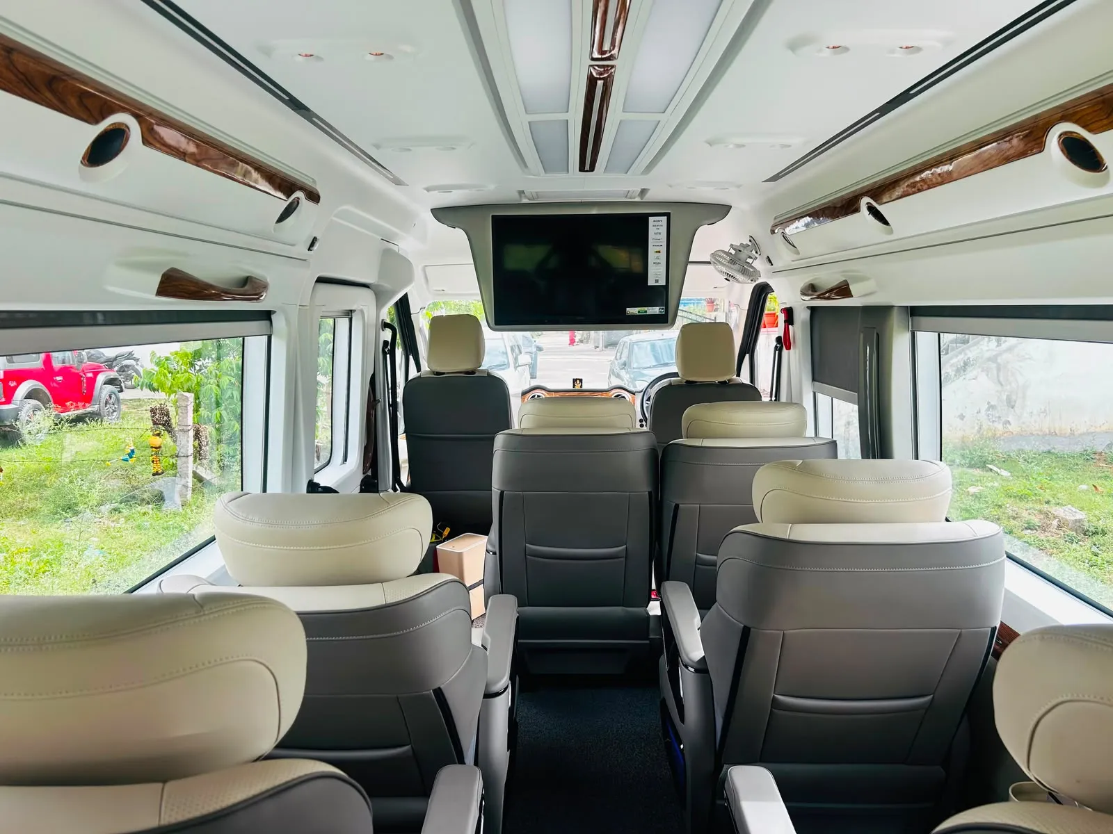 Sushi Travels Force Urbania 9 Seater Luxury — photo 3 of 9