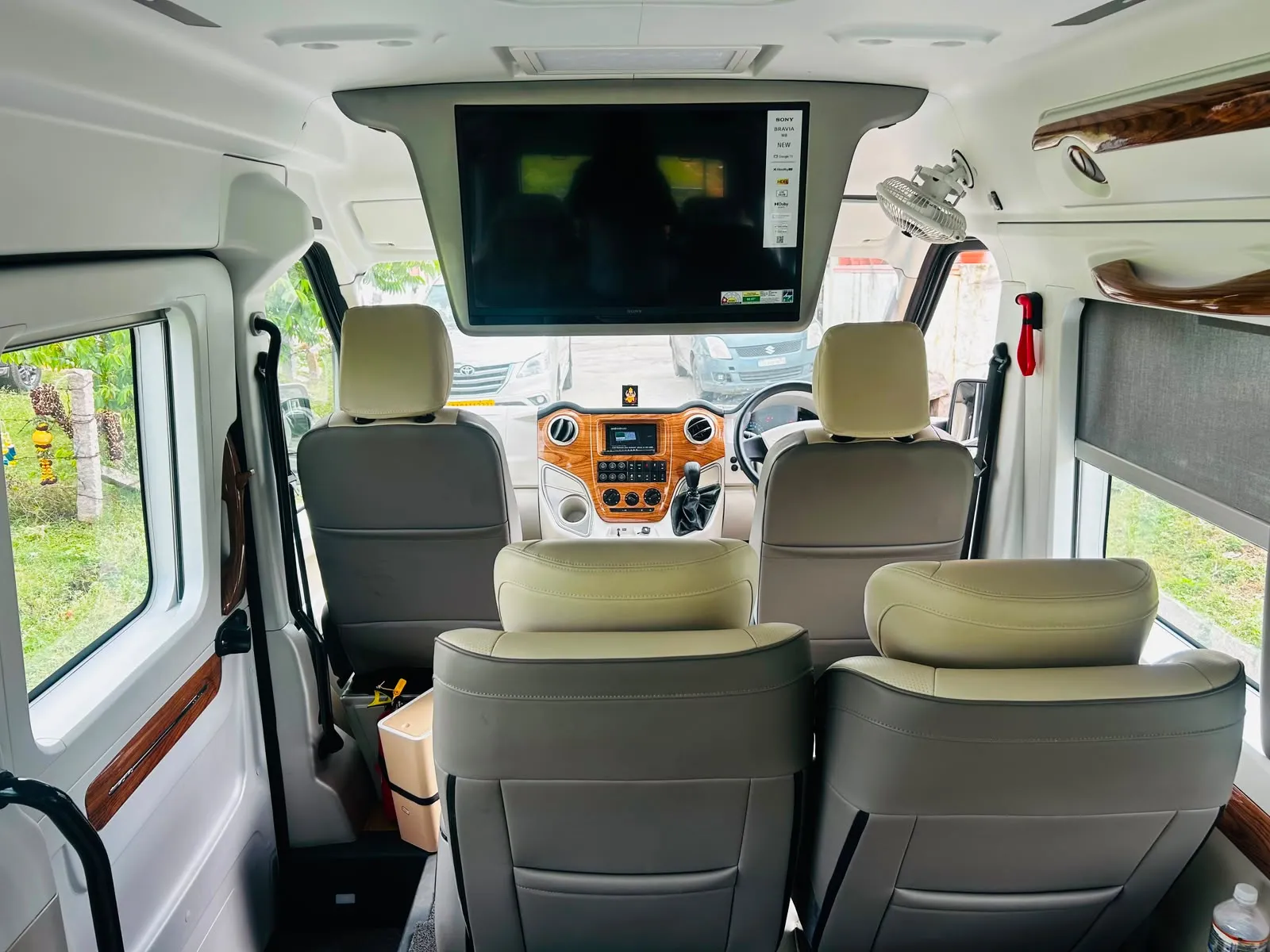 Sushi Travels Force Urbania 9 Seater Luxury — photo 4 of 9