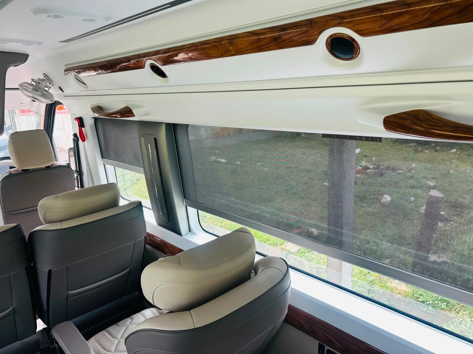 Sushi Travels Force Urbania 9 Seater Luxury — photo 5 of 9