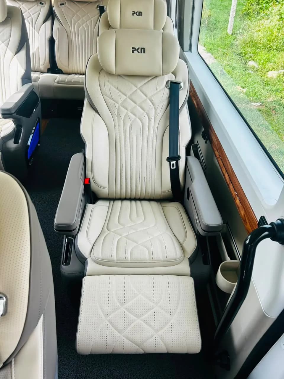 Sushi Travels Force Urbania 9 Seater Luxury — photo 6 of 9
