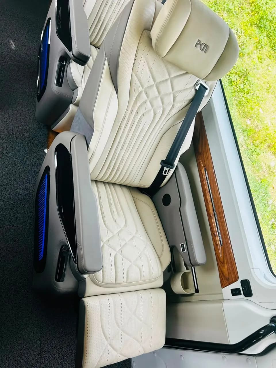 Sushi Travels Force Urbania 9 Seater Luxury — photo 7 of 9