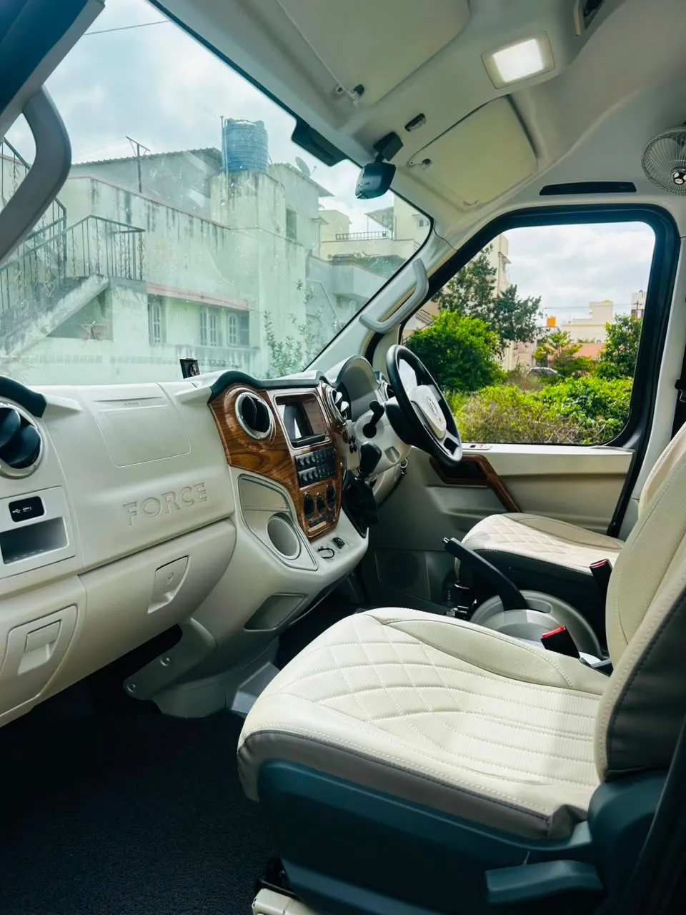 Sushi Travels Force Urbania 9 Seater Luxury — photo 8 of 9