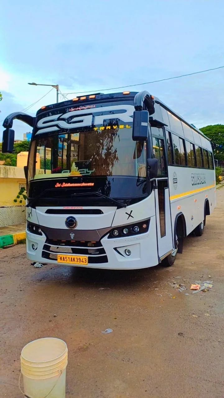 Sushi Travels SGR Mini Coach — photo 1 of 8