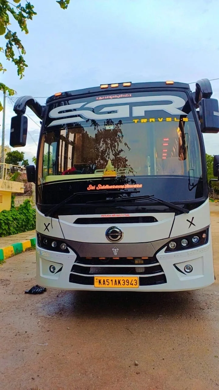 Sushi Travels SGR Mini Coach — photo 2 of 8