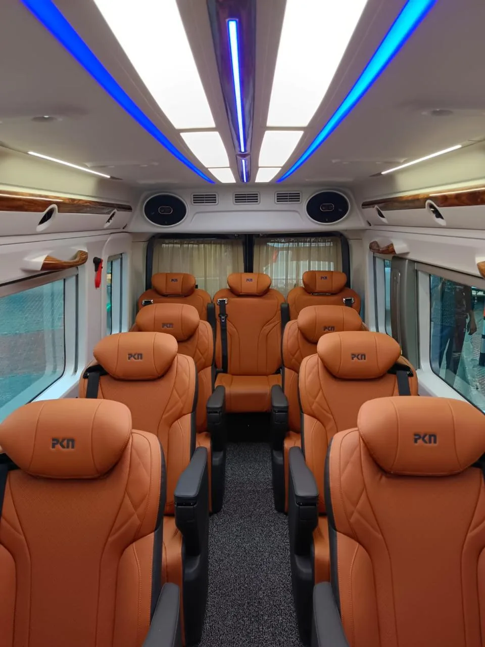 Sushi Travels Urbania 12 Seater Maharaja — photo 2 Sushi Travels Urbania 12 Seater Maharaja — photo 2 of 2