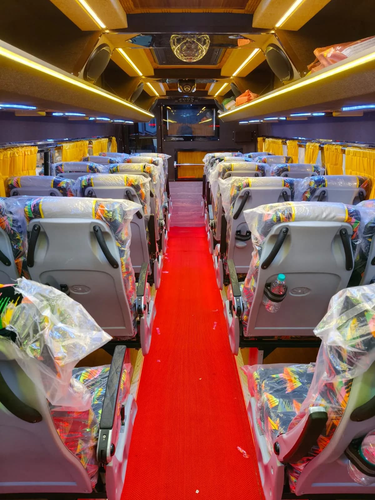 Sushi Travels 33 Seater Bus Luxury — photo 4 Sushi Travels 33 Seater Bus Luxury — photo 4 of 4